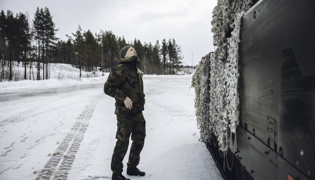 FELT-KLAR: Major Eirik Skomedal slår av en prat med personellet på CV90 før han tar med Forsvarets forum på øvelse med Panserbataljonen rett før påske. FELT-KLAR: Major Eirik Skomedal slår av en prat med personellet på CV90 før han tar med Forsvarets forum på øvelse med Panserbataljonen rett før påske.