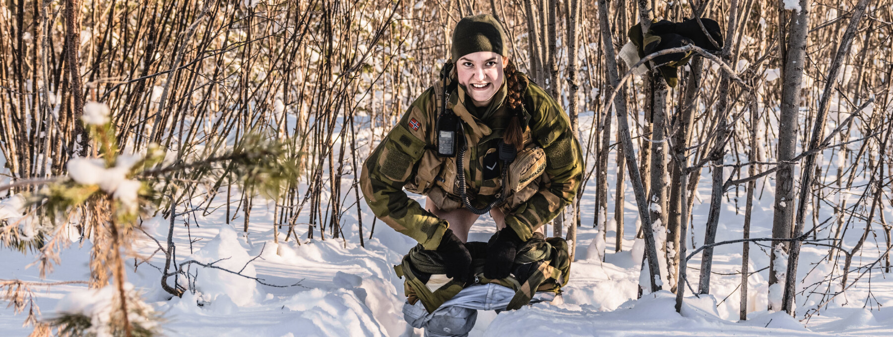 – Til forskjell fra gutta så må jentene av med alle lagene, og ikke bare åpne opp en smekk. Dette sier Lone Lykke Andreassen, visespesialist ved Maritim Helikopterving (tidligere 139 Luftving) i Bardufoss. – Til forskjell fra gutta så må jentene av med alle lagene, og ikke bare åpne opp en smekk. Dette sier Lone Lykke Andreassen, visespesialist ved Maritim Helikopterving (tidligere 139 Luftving) i Bardufoss.
