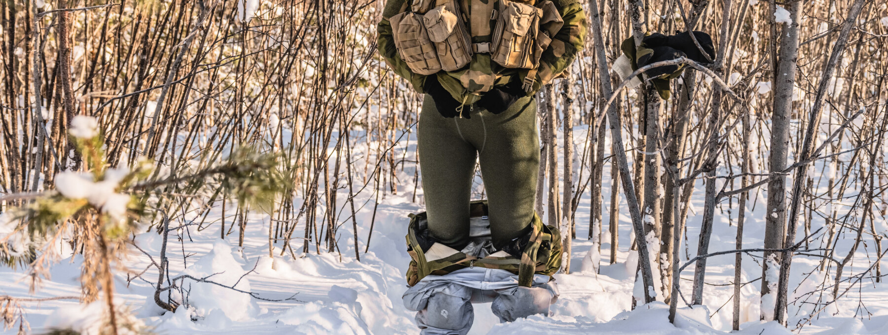– Til forskjell fra gutta så må jentene av med alle lagene, og ikke bare åpne opp en smekk. Dette sier Lone Lykke Andreassen, visespesialist ved Maritim Helikopterving (tidligere 139 Luftving) i Bardufoss. – Til forskjell fra gutta så må jentene av med alle lagene, og ikke bare åpne opp en smekk. Dette sier Lone Lykke Andreassen, visespesialist ved Maritim Helikopterving (tidligere 139 Luftving) i Bardufoss.