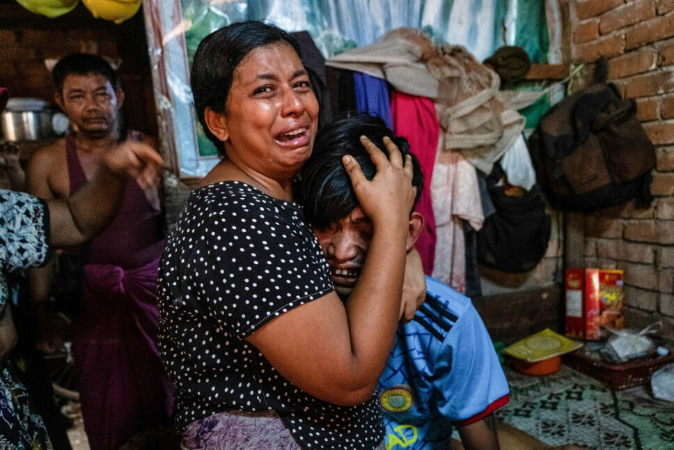 BLODIG: Familiemedlemmer gråter etter at en mann ble skutt i hodet under en demonstrasjon mot de militære kuppmakerne i Yangon, Myanmar lørdag.