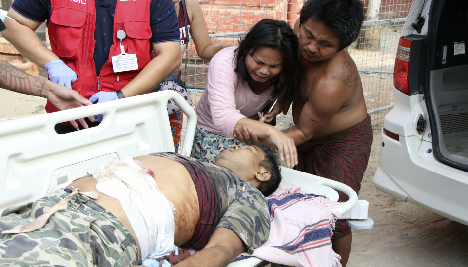 Det er kommet meldinger om over 100 drepte i demonstrasjonene lørdag. Det er høyere enn estimatet fra den så langt dødeligste dagen i Myanmar. Den 14. mars ble mellom 74 og 90 drept. En kvinne sørger over en dem som ble drept i byen Yangon lørdag.