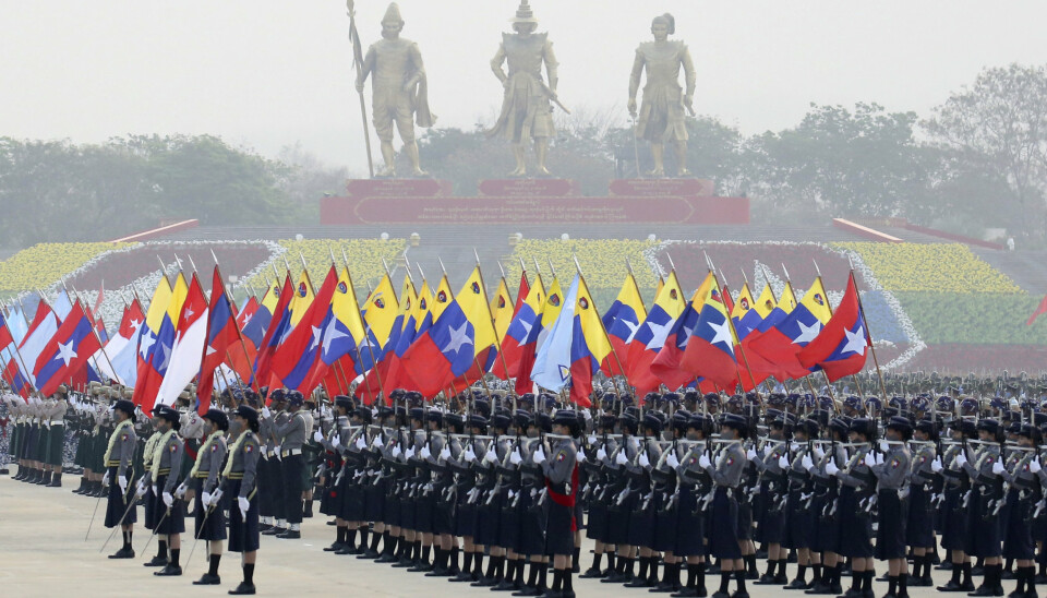 Soldater oppmarsjert under paraden i hovedstaden Naypyidaw lørdag.