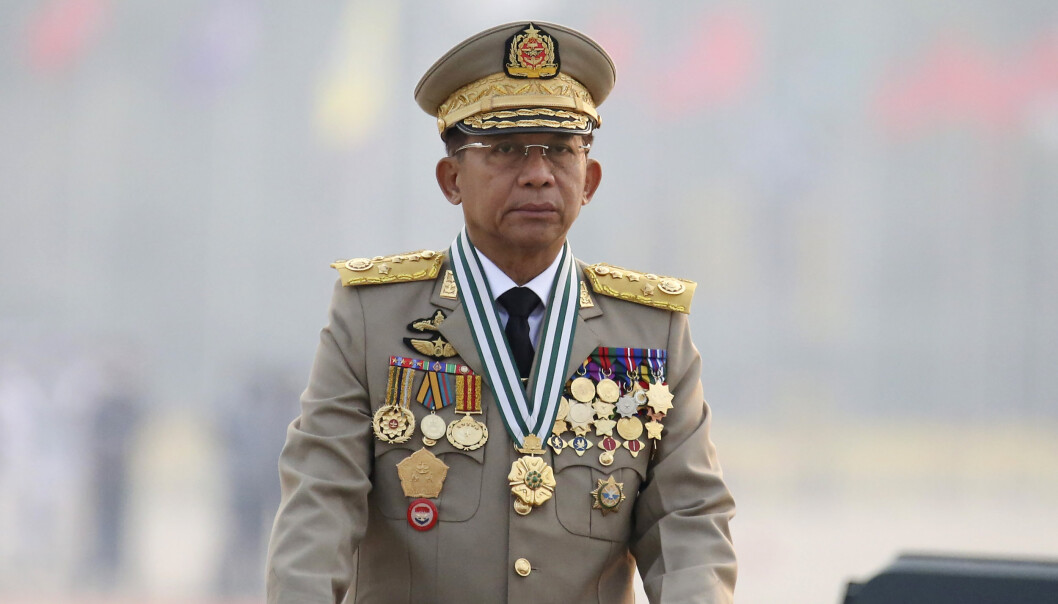 Juntaleder Min Aung Hlaing lovet demokrati og nye valg i en tale under militærparaden lørdag. Samtidig skal en rekke mennesker ha blitt drept i nye sammenstøt mellom demonstranter og sikkerhetsstyrker rundt om i landet. Juntaleder Min Aung Hlaing lovet demokrati og nye valg i en tale under militærparaden lørdag. Samtidig skal en rekke mennesker ha blitt drept i nye sammenstøt mellom demonstranter og sikkerhetsstyrker rundt om i landet.