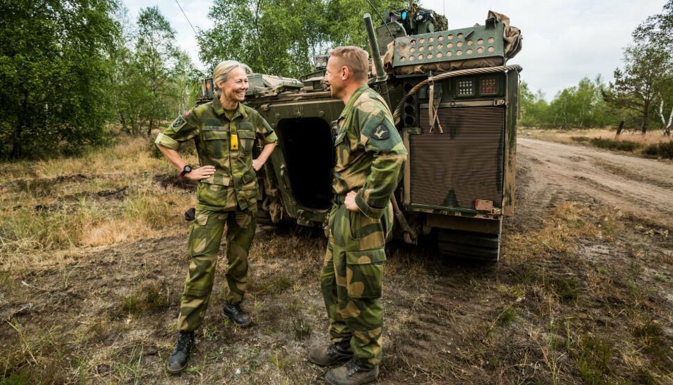 PÅ ØVELSE: Ingrid Gjerde, som den gang i 2018 var stabsjef i Hærstaben, fotografert under et besøk til Telemark bataljon som trente på militære operasjoner i urbane miljøer i Tyskland for å gjøre seg klar til NATO-beredskap, her sammen med daværende sjef for Telemark bataljon, Ole-Christian Emaus.