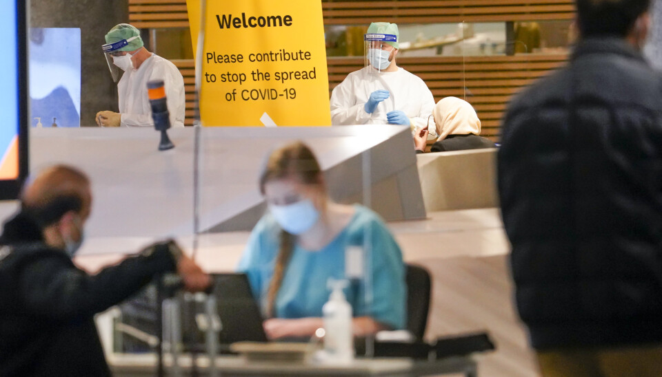 TEST: Vi er sikkert godt rustet mot pandemi når den neste krisen kommer, skriver Tom Myrvold. Her ser vi koronatest på passasjerer ved Oslo lufthavn.