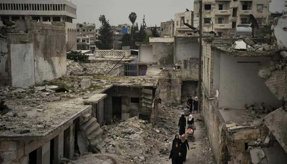 RUINERT: Syriske kvinner går gjennom ruinerte nabolag i Idlib, Syria. Den humanitære situasjonen i landet blir bare verre.