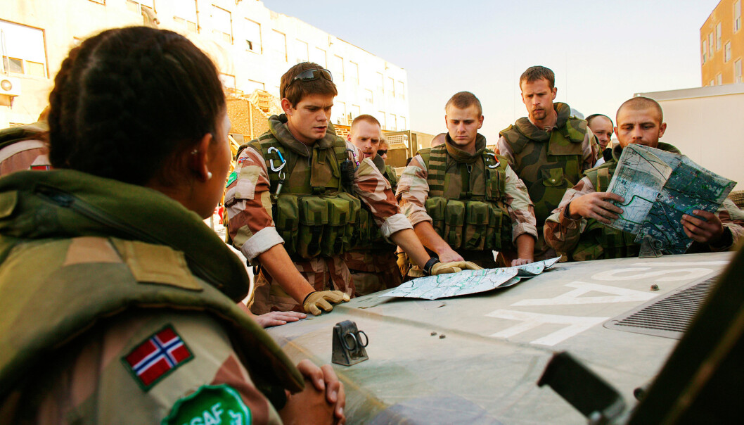 PANSER-BRIF: Lars Jansen (midt i bildet med kart) brifer norske soldater før en patrulje i Kabul. PANSER-BRIF: Lars Jansen (midt i bildet med kart) brifer norske soldater før en patrulje i Kabul.