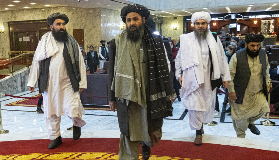 Taliban reagerer på angrepene mot sivile. I midten av bildet ser vi Mullah Abdul Ghani Baradar, en av lederne i Taliban.