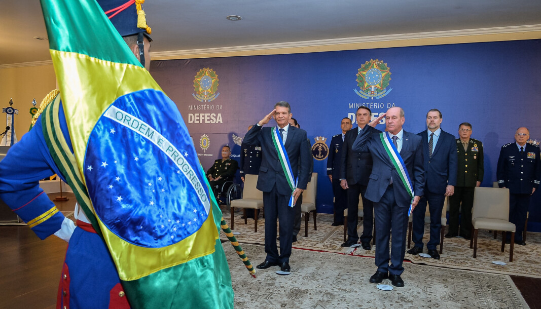 POMP OG PRAKT: Fernando Azevedo e Silva (foran til høyre) under innsettelsesseremonien i januar 2019. Rett bak ham til venstre står Brasils kontroversielle president Jair Bolsonaro. POMP OG PRAKT: Fernando Azevedo e Silva (foran til høyre) under innsettelsesseremonien i januar 2019. Rett bak ham til venstre står Brasils kontroversielle president Jair Bolsonaro.