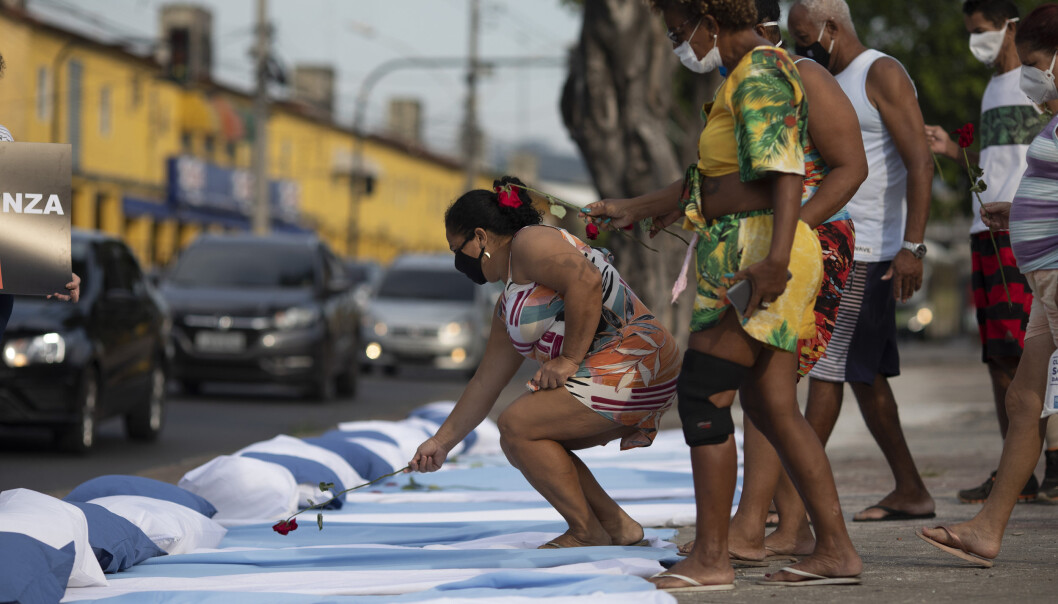 Demonstranter plasserer roser på madrasser som symboliserer koronapasienter under en protest i Rio de Janeiro mot regjeringens håndtering av pandemien. Demonstranter plasserer roser på madrasser som symboliserer koronapasienter under en protest i Rio de Janeiro mot regjeringens håndtering av pandemien.