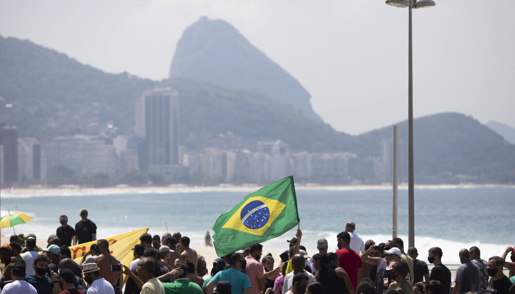 Tilhengere av president Jair Bolsonaro protester langs Copacabana-stranden mot en ti dager lang nedstengning i Rio de Janeiro. Tilhengere av president Jair Bolsonaro protester langs Copacabana-stranden mot en ti dager lang nedstengning i Rio de Janeiro.