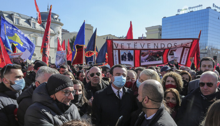 SOSIALDEMOKRAT: Albin Kurti (i midten) under et valgkamparrangement i Pristina 12. februar. Den ferske statsministeren i Kosovo har nordiske sosialdemokratier som forbilder. SOSIALDEMOKRAT: Albin Kurti (i midten) under et valgkamparrangement i Pristina 12. februar. Den ferske statsministeren i Kosovo har nordiske sosialdemokratier som forbilder.