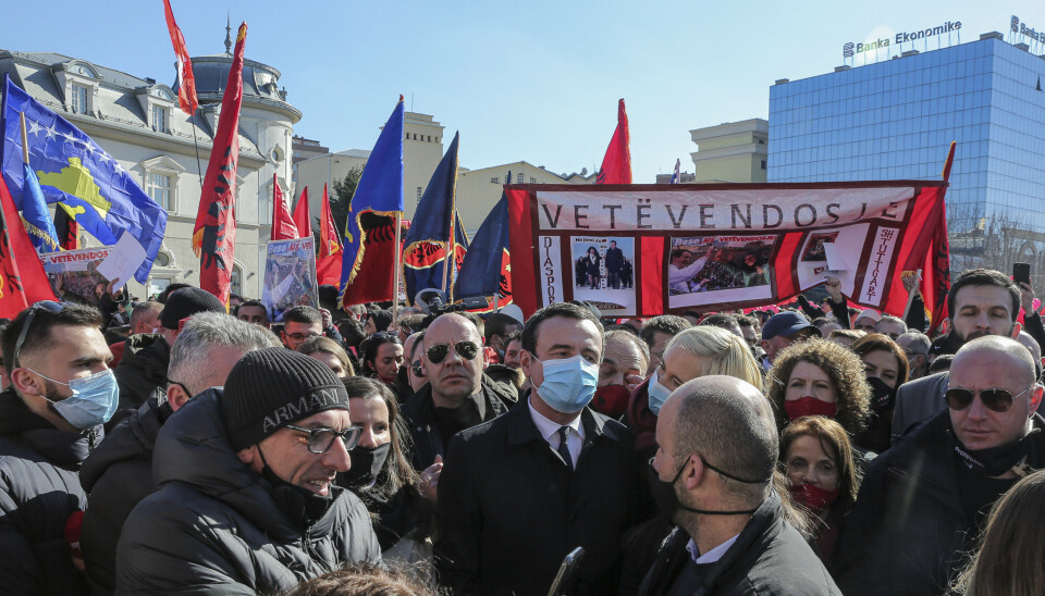 SOSIALDEMOKRAT: Albin Kurti (i midten) under et valgkamparrangement i Pristina 12. februar. Den ferske statsministeren i Kosovo har nordiske sosialdemokratier som forbilder.