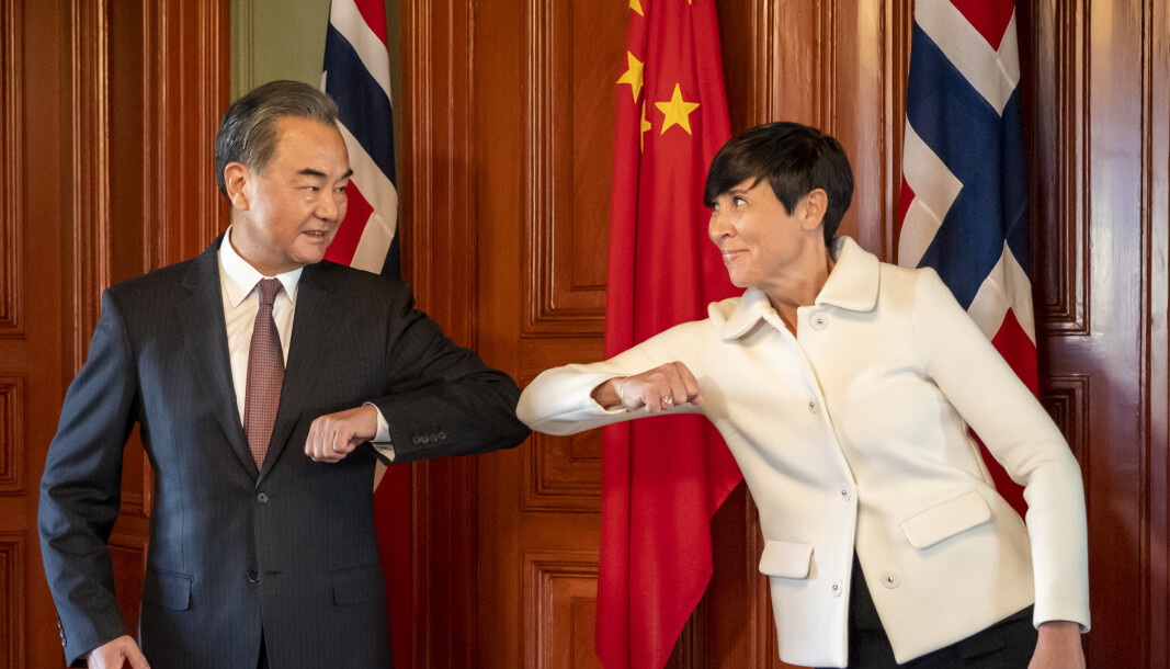 I august i fjor kom Kinas utenriksminister Wang Yi på besøk til Oslo for å holde samtaler med Ine Eriksen Søreide. Nå følger Norge etter EU og innfører sanksjoner mot Kina. I august i fjor kom Kinas utenriksminister Wang Yi på besøk til Oslo for å holde samtaler med Ine Eriksen Søreide. Nå følger Norge etter EU og innfører sanksjoner mot Kina.