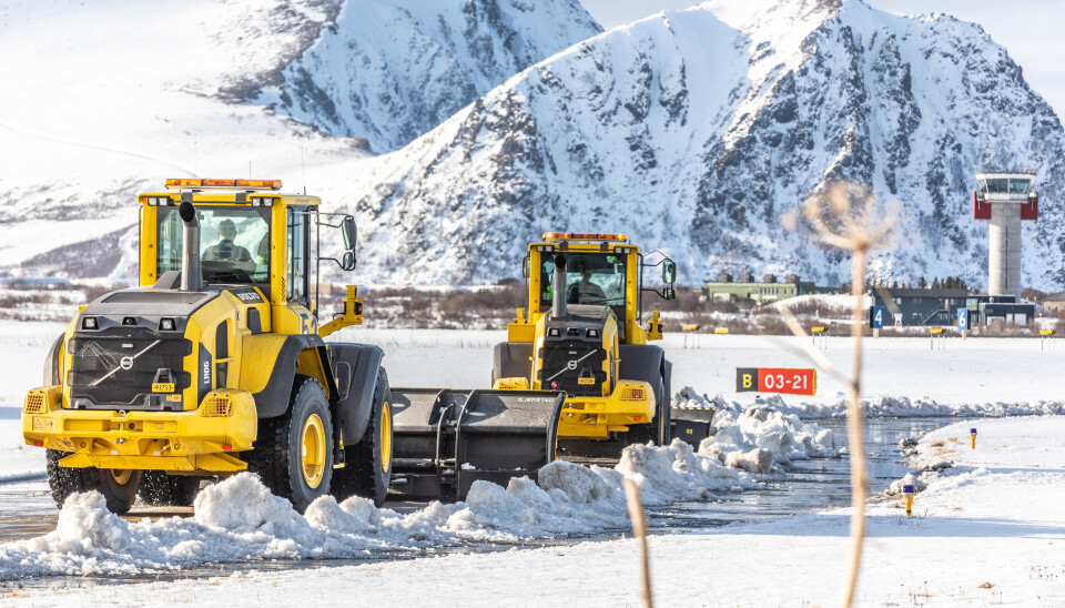 BRØYTER VEI: Snøen lå fortsatt på taksebanen på Andøya flystasjon for et par uker siden.