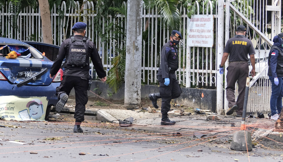 Politibetjenter samler bevis etter at militante islamister tilknyttet IS bombet en katolsk kirke i Makassar, Indonesia.