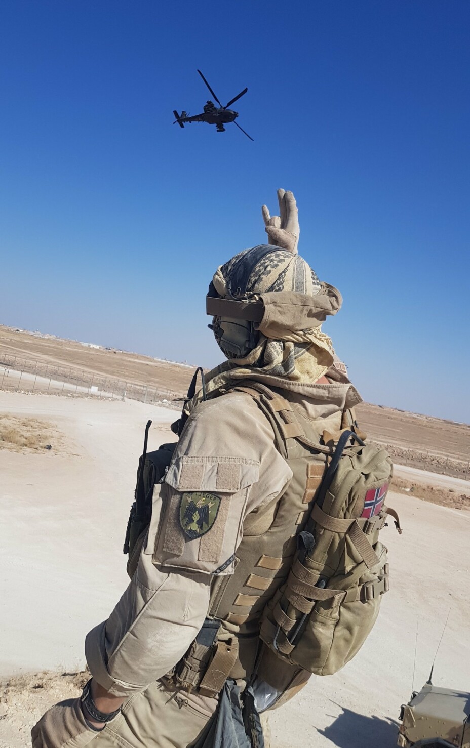 LUFTSTØTTE: Sersjant Sigve Nærø Innselset og et Apache-helikopter i Irak.