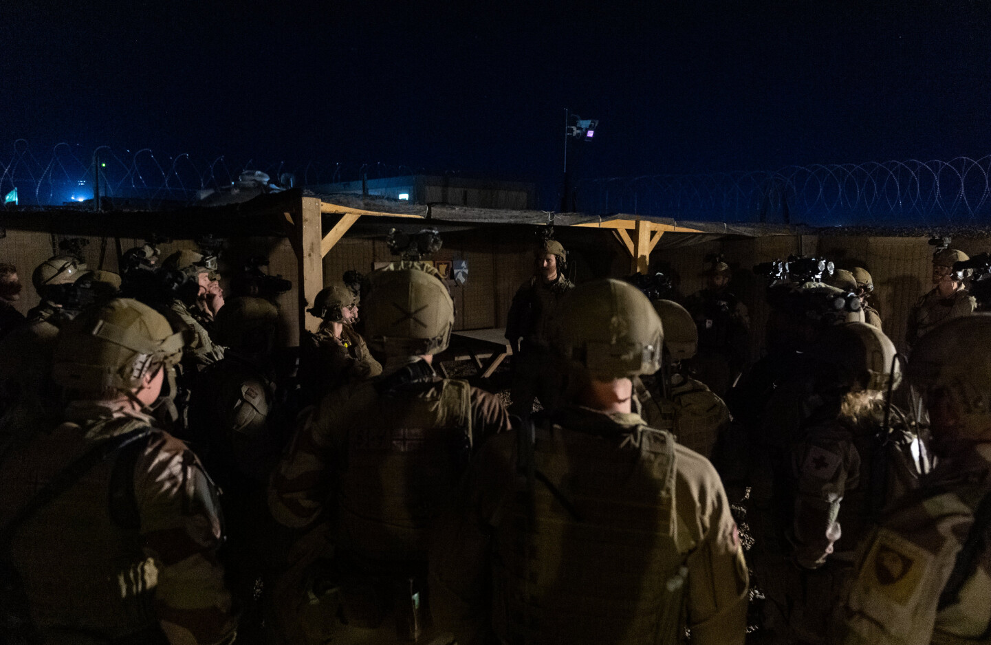 Soldater fra NORTU 5 (Norwegian Task Unit) står samlet, i etterkant av et rakettangrep mot leiren i Al-Assad, Irak. Soldater fra NORTU 5 (Norwegian Task Unit) står samlet, i etterkant av et rakettangrep mot leiren i Al-Assad, Irak.