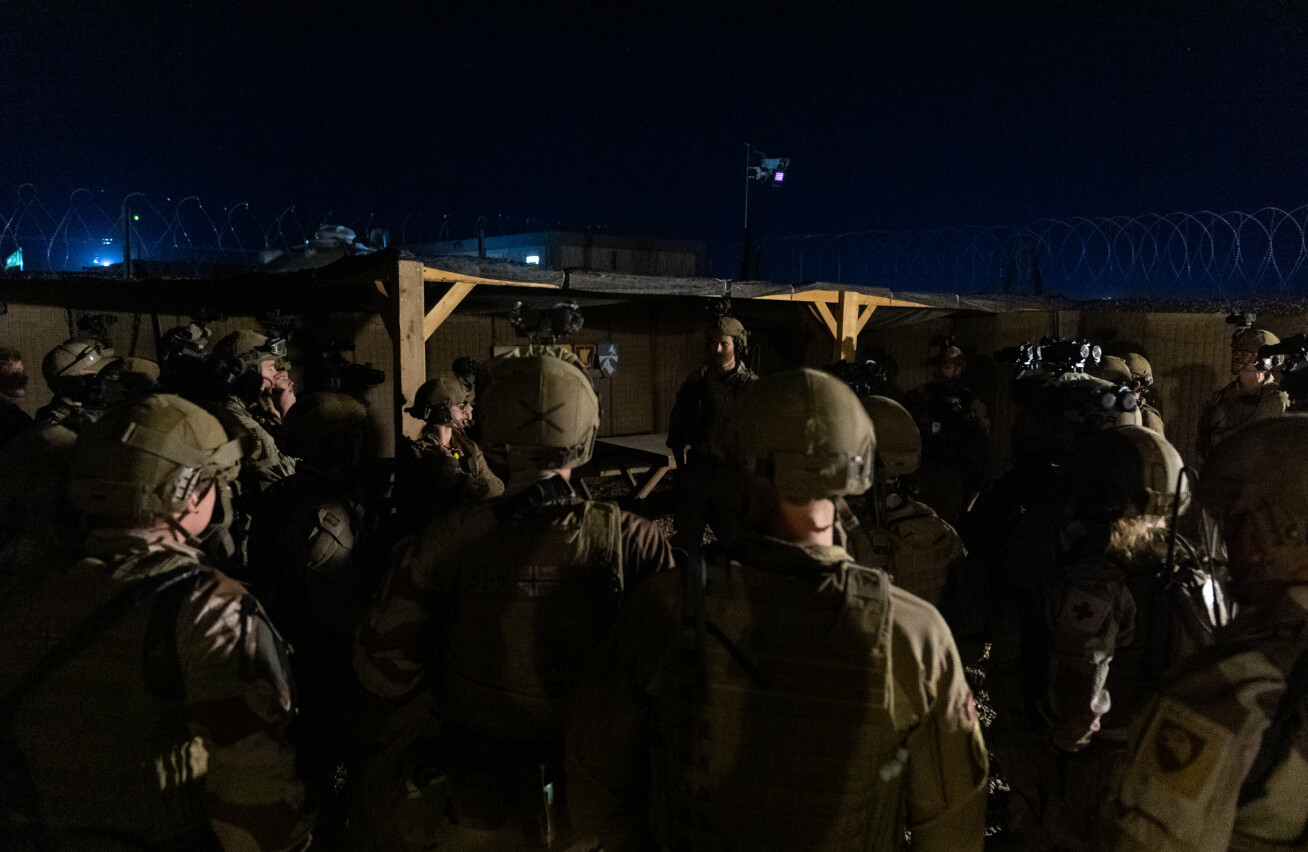 Soldater fra NORTU 5 (Norwegian Task Unit) står samlet, i etterkant av et rakettangrep mot leiren i Al-Assad, Irak.