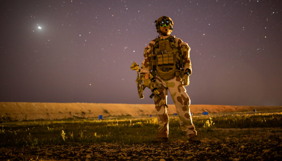 STJERNEKLART: Norsk soldat på øvelse ved Ain al Assad-basen i Irak.
