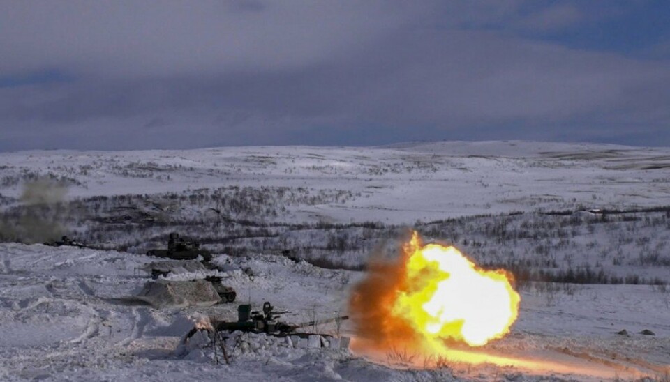 BULDER OG BRAK: Russiske stridsvogner på øvelse i Petsjengadalen, ikke langt fra grensen mot Norge.
