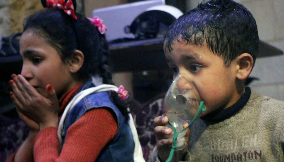 GASSANGREP: Et barn får oksygen etter et giftgassangrep i den da opprørskontrollerte byen Douma, nær hovedstaden Damaskus, 8. april 2018.