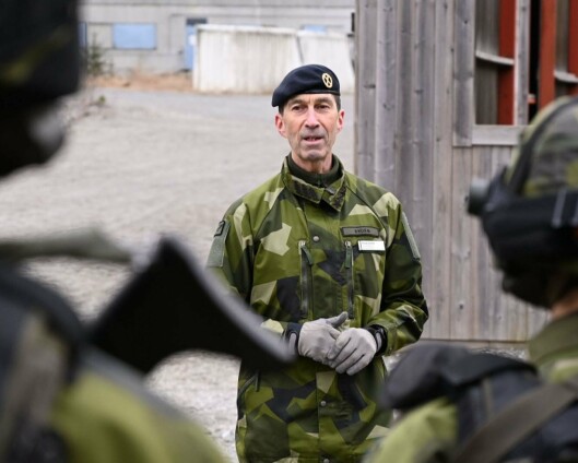 Sveriges forsvarssjef får fortsette til 2024