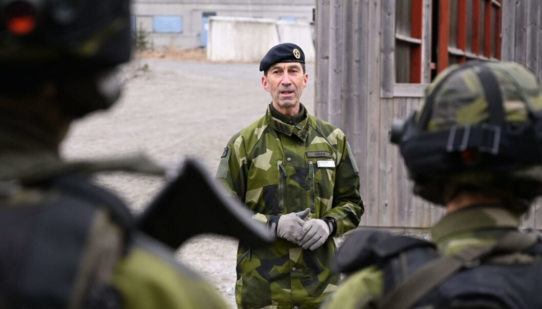 FORNYET TILLIT: Sveriges populære forsvarssjef Micael Bydén får fortsette i tre nye år. Her er han fotografert under et besøk til Livgarden i mars 2021. FORNYET TILLIT: Sveriges populære forsvarssjef Micael Bydén får fortsette i tre nye år. Her er han fotografert under et besøk til Livgarden i mars 2021.