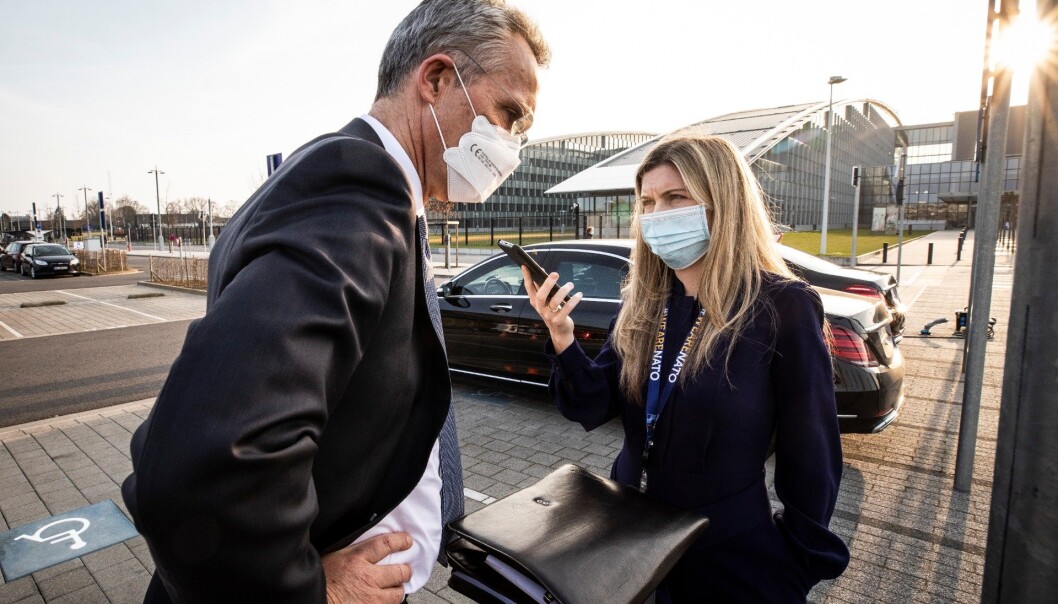 PÅ JOBB: Sissel Kruse Larsen og sjefen, Jens Stoltenberg, under et telefonintervju utenfor Nato-hovedkvarteret i Brussel. PÅ JOBB: Sissel Kruse Larsen og sjefen, Jens Stoltenberg, under et telefonintervju utenfor Nato-hovedkvarteret i Brussel.