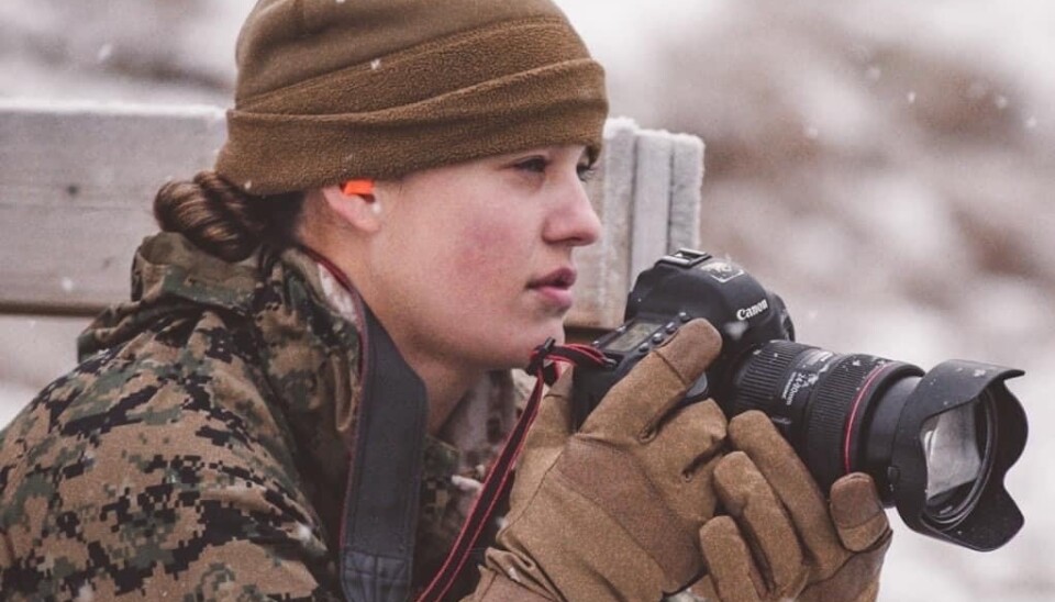 FOTOFERDIGHETER: Kayla L. Olsen på jobb i Nord-Norge, hvor US Marine Corps trener.