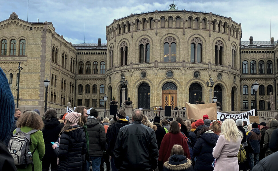 SLIPPER TIL - UTEN PROTEST: Det er vanskelig å vite hva deltakere flest mener, men for en utenforstående ser det ut som om demonstrasjonene i Oslo gjennomgår en radikalisering i sakte film, der hver demonstrasjon slipper til litt mer ekstreme talere og budskap enn den forrige, skriver John Færseth.