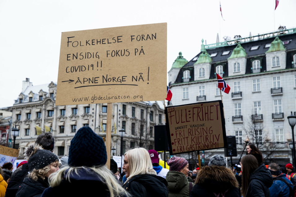 Demonstrasjon mot koronatiltak på Karls Johans gate utenfor Stortinget.