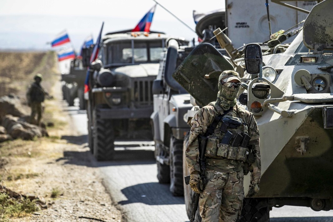 HARD FREMFERD: En russisk militærkolonne har stoppet i nærheten av landsbyen Ein Diwar i Syrias nordøstlige Hasakeh-provins 11. oktober 2020. HARD FREMFERD: En russisk militærkolonne har stoppet i nærheten av landsbyen Ein Diwar i Syrias nordøstlige Hasakeh-provins 11. oktober 2020.