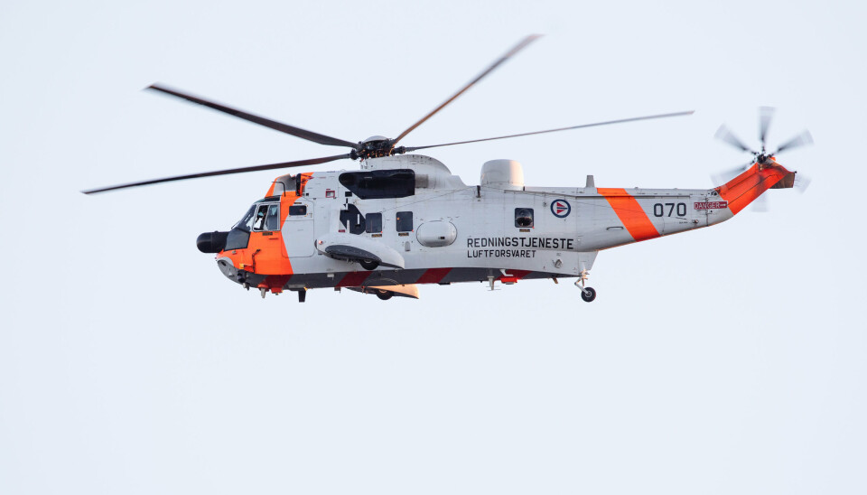 DRIVSTOFF-UTFORDRINGER: Et redningshelikopter som er ved Røst, må fly cirka 100 kilometer til Bodø for å fylle drivstoff etter at anlegget på Røst ble stengt 1. januar.