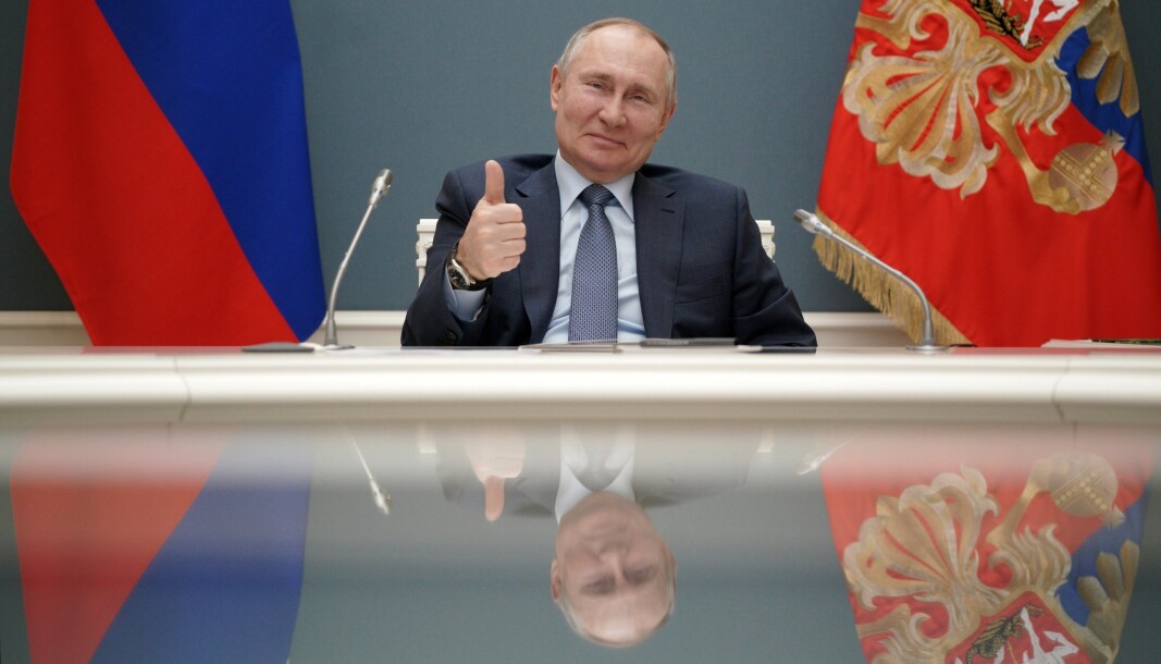 Russlands president Vladimir Putin har undertegnet loven som gir ham mulighet for å fortsette som president til 2036. Bildet ble tatt i forrige måned, under en videokonferanse med Tyrkias president Recep Tayyip Erdogan. Russlands president Vladimir Putin har undertegnet loven som gir ham mulighet for å fortsette som president til 2036. Bildet ble tatt i forrige måned, under en videokonferanse med Tyrkias president Recep Tayyip Erdogan.