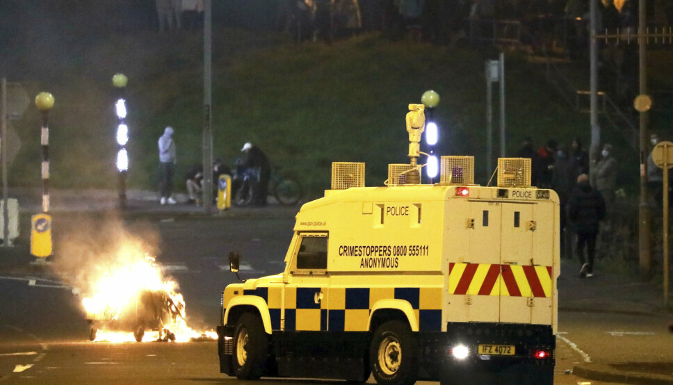 BENSINBOMBER: Nordirsk politi ble i påskehelgen angrepet av probritiske demonstranter som er imot tollkontrollen mellom Storbritannia og Nord-Irland etter brexit.