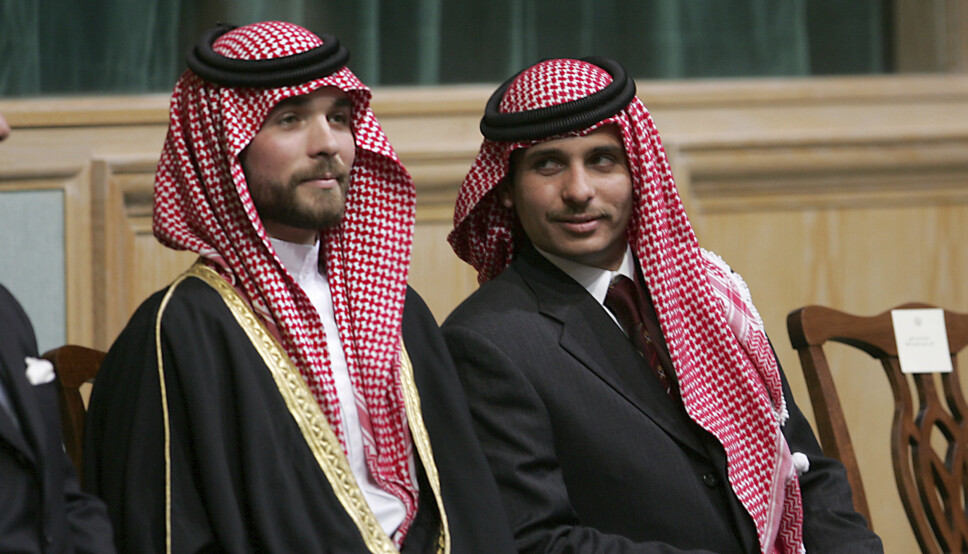PÅGREPET: Prins Hamza Bin Al-Hussein t.h., og prins Hashem Bin Al-Hussein. Minst 16 av Hamzahs medarbeidere er pågrepet, blant dem en tidligere hoffsjef og en tidligere minister.