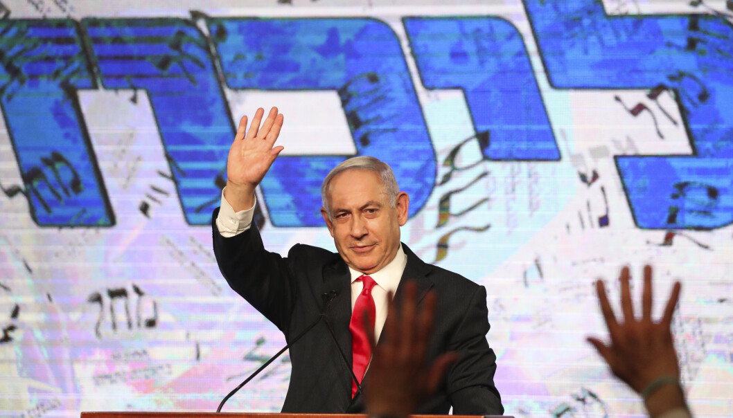 Israels statsminister Benjamin Netanyahu vinket til tilhengere dagen etter valget 23. mars. Netanyahu ble tirsdag utpekt til å lede enda en regjering i Israel. Israels statsminister Benjamin Netanyahu vinket til tilhengere dagen etter valget 23. mars. Netanyahu ble tirsdag utpekt til å lede enda en regjering i Israel.
