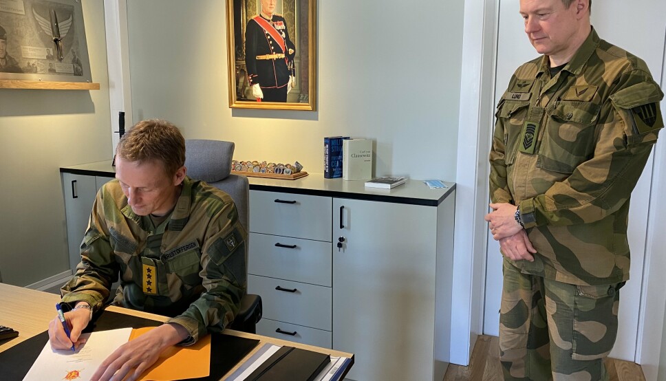 SIGNERT: Forsvarssjef Eirik Kristoffersen (t.v) og forsvarssjefens sjefssersjant Ingar Lund under signering av fagplan for felles rekruttutdanning.