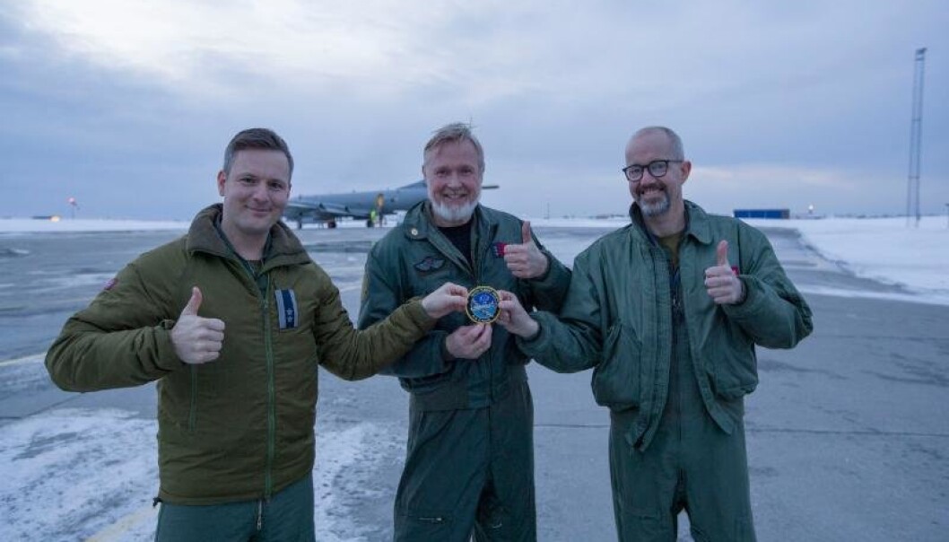 KAPTEIN MED FLYREKORD: Rune Øverås (54) (i midten) skal nå utdannes på Luftforsvarets nyeste maritime patruljefly P-8 Poseidon. Her er han sammen med stasjonsgruppesjef ved Andøya flystasjon Lasse Andreas Vestli Berg (t.v.) og skvadronssjef for 333 Endre Dahler. KAPTEIN MED FLYREKORD: Rune Øverås (54) (i midten) skal nå utdannes på Luftforsvarets nyeste maritime patruljefly P-8 Poseidon. Her er han sammen med stasjonsgruppesjef ved Andøya flystasjon Lasse Andreas Vestli Berg (t.v.) og skvadronssjef for 333 Endre Dahler.