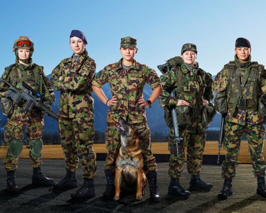 Kvinnelige sveitsiske soldater får dameundertøy