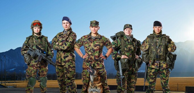 Kvinnelige sveitsiske soldater får dameundertøy