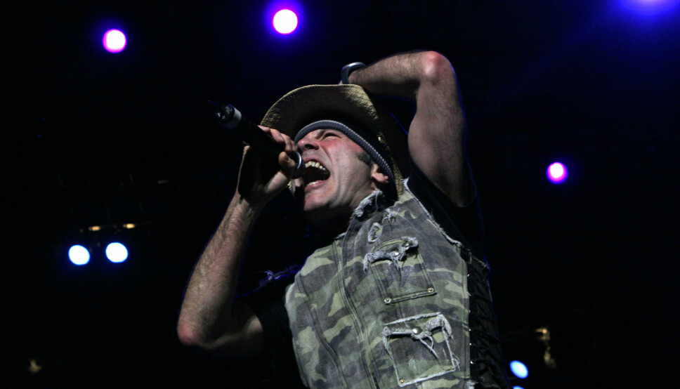 KAMUFLASJE: Bruce Dickinson, sanger i Iron Maiden har ofte vist seg i militært inspirerte klær.