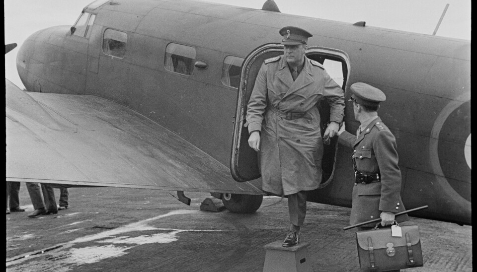 FORSVARSSJEF: Kronprins Olav går ut av flyet på Isle of Man i 1944.
