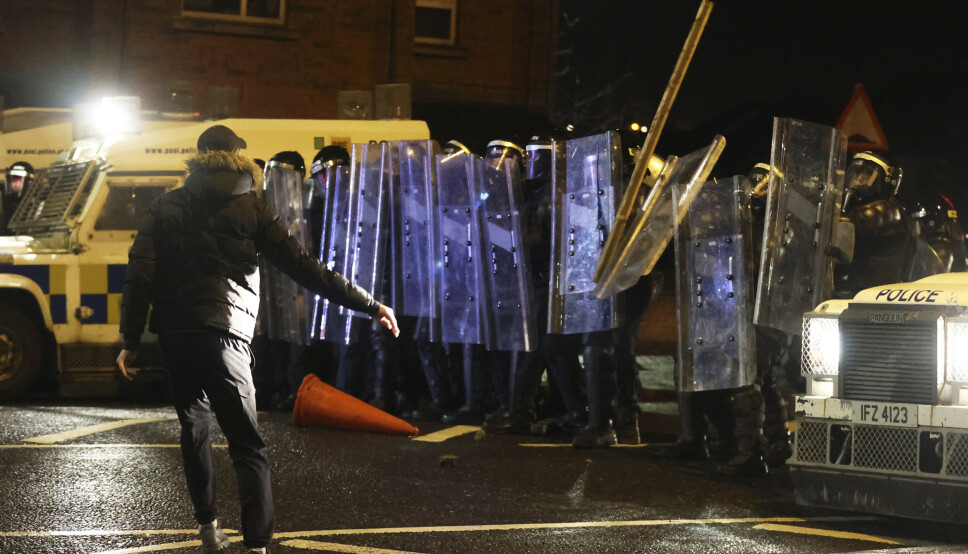 BRANNBOMBER: De voldelige protestene i Belfast har pågått i seks dager. Torsdag kveld ble det på nytt kastet gjenstander og brannbomber mot politiet.