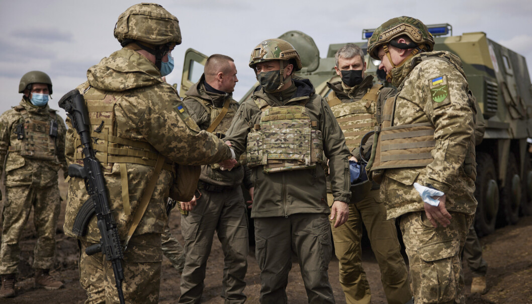 Situasjonen i Øst-Ukraina er spent, og tidligere denne uken var den ukrainske presidenten Volodymyr Zelenskyj (i midten) på besøk ved fronten. Russland avviser søndag at de har planer om å gå til krig mot nabolandet. Situasjonen i Øst-Ukraina er spent, og tidligere denne uken var den ukrainske presidenten Volodymyr Zelenskyj (i midten) på besøk ved fronten. Russland avviser søndag at de har planer om å gå til krig mot nabolandet.