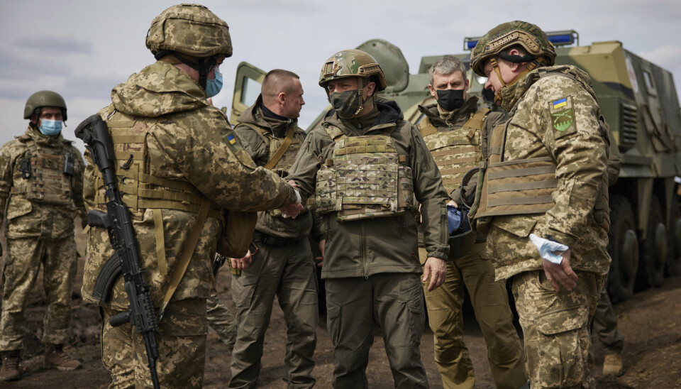 Situasjonen i Øst-Ukraina er spent, og tidligere denne uken var den ukrainske presidenten Volodymyr Zelenskyj (i midten) på besøk ved fronten. Russland avviser søndag at de har planer om å gå til krig mot nabolandet.