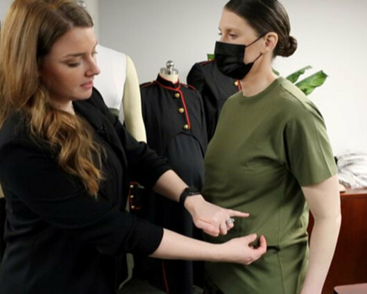 Designer uniformer som skal passe til gravide soldater