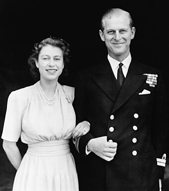 Prinsesse Elizabeth og hennes forlovede Philip Mountbatten avbildet i London i 1047. Prinsesse Elizabeth og hennes forlovede Philip Mountbatten avbildet i London i 1047.