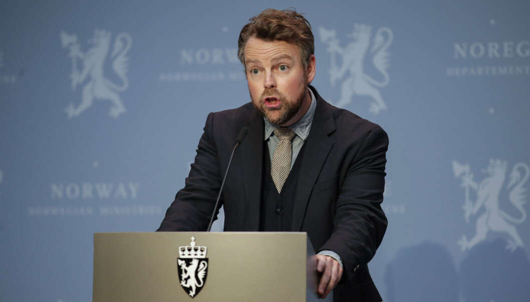 ENDRING: Regjeringen la fredag frem et forslag om endringer i særaldersgrensen. Avbildet ser du arbeids- og sosialminister Torbjørn Røe Isaksen. ENDRING: Regjeringen la fredag frem et forslag om endringer i særaldersgrensen. Avbildet ser du arbeids- og sosialminister Torbjørn Røe Isaksen.